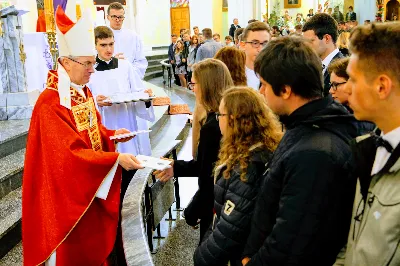 W Niedzielę Palmową młodzież diecezji rzeszowskiej modliła się z bp. Janem Wątrobą w Rzeszowie.  Rzeszowskie spotkanie rozpoczęło się o godz. 11.00 przy obelisku w centrum Parku Papieskiego. Tam odbył się konkurs na najdłuższą palmę, który prowadził ks. Krzysztof Golas, diecezjalny duszpasterz młodzieży. Najdłuższe palmy przekraczały 10 metrów wysokości.  Na placu przed katedrą odbyła się pierwsza część liturgii Niedzieli Palmowej, podczas której zebrani wysłuchali Ewangelię o wjeździe Jezusa do Jerozolimy, a bp Wątroba pobłogosławił palmy.  Już w katerze odbyła się Msza św., której przewodniczył biskup rzeszowski. Eucharystię koncelebrowało ponad dwudziestu księży, głównie duszpasterze młodzieży.  fot. Andrzej Kotowicz, Olga Cyburt