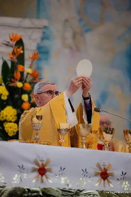 W Wielki Czwartek o godz. 10.00 w naszej Katedrze bp Jan Wątroba przewodniczył Mszy Krzyżma. Jest ona wyrazem jedności i wspólnoty duchowieństwa diecezji. Podczas tej Mszy Świętej biskup poświęcił olej chorych, katechumenów oraz olej krzyżma. Księża koncelebrujący z biskupem Eucharystię odnowili przyrzeczenia kapłańskie. W koncelebrze wzięli udział bp Kazimierz Górny, bp Edward Białogłowski oraz ponad 200 kapłanów z całej diecezji. W Eucharystii wzięli również udział licznie zebrani ministranci, lektorzy, animatorzy, ceremoniarze, członkowie scholi parafialnych i dziewczęcej służby maryjnej. Podczas Mszy Świętej zaśpiewał chór męski pod dyrekcją ks. Andrzeja Widaka. Przy organach zasiadł ks. Julian Wybraniec. fot. Piotr Szorc