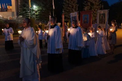 W czwartek 13 sierpnia przeżywaliśmy uroczyste Nabożeństwo Fatimskie. Naszym modlitwom przewodniczył ks. Wojciech Rybka SVD, misjonarz werbista, posługujący na Tajwanie. O godz. 18.40 zostały przedstawione prośby i podziękowania do Matki Bożej Fatimskiej, w intencji których sprawowana była także Msza Święta. Po Mszy Świętej wyruszyła procesja z figurą Matki Bożej. Nabożeństwo zakończył Apel Jasnogórski. fot. Rafał Waszczak