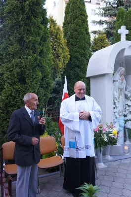 W sobotę 12 maja o godz.19.00 w ramach corocznych nabożeństw majowych przy kapliczkach osiedlowych w naszej parafii, przy ul. Cichej przy figurze Matki Bożej modlitwy poprowadził ks. Krzysztof Gołąbek - proboszcz Katedry. Kantorem był organista Wiesław Siewierski. fot. Rafał Waszczak