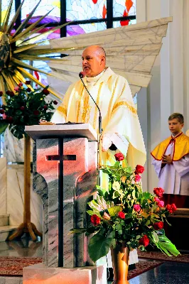 „Jesteśmy na świecie, aby stać pod krzyżem, głosić prawdę o krzyżu i bronić krzyża. W nim jest cała nasza nadzieja” – powiedział bp Jan Wątroba w dniu Uroczystości Jezusa Chrystusa Króla Wszechświata w rzeszowskiej katedrze. Podczas Mszy św. nowi członkowie Katolickiego Stowarzyszenia Młodzieży złożyli przyrzeczenie, a prezesi oddziałów parafialnych Akcji Katolickiej otrzymali nominacje.  Mszy św. przewodniczył bp Jan Wątroba. W koncelebrze uczestniczyli infułaci: ks. Stanisław Mac, ks. Wiesław Szurek i ponad 20 księży, wśród nich ks. Stanisław Potera, asystent diecezjalny Akcji Katolickiej (AK) i ks. Tomasz Ryczek, asystent diecezjalny Katolickiego Stowarzyszenia Młodzieży (KSM).  Po wyznaniu wiary 73 młode osoby złożyły przyrzeczenie Katolickiego Stowarzyszenia Młodzieży.  Po Komunii św. bp Jan Wątroba, razem z ks. Stanisławem Poterą, wręczył nominacje 19 nowym prezesom oddziałów parafialnych Akcji Katolickiej.  Na zakończenie Mszy św. bp Wątroba, na prośbę ks. Krzysztofa Gołąbka, proboszcza parafii katedralnej, wręczył dyplomy ceremoniarza Rafałowi Waszczakowi i Dawidowi Różańskiemu, długoletnim członkom Liturgicznej Służby Ołtarza w parafii katedralnej.  fot. Andrzej Kotowicz