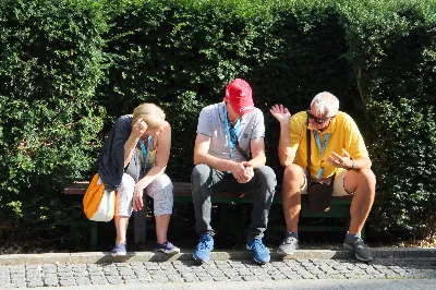 W ostatnią sobotę sierpnia katedralni parafianie pod opieką księdza proboszcza Krzysztofa Gołąbka pielgrzymowali do klasztoru na Świętym Krzyżu oraz Kielc.
Pierwszym punktem był spacer na platformę widokowo-obserwacyjną, gdzie mogliśmy podziwiać jedne z największych gołoborzy w Polsce. Gołoborza łysogórskie tworzą interesujące pola kamieni pośród lasów Puszczy Jodłowej. Nasyceni malowniczymi widokami udaliśmy się do Klasztoru Oblatów, gdzie z przewodnikiem zwiedziliśmy kryptę księcia Jeremiego Wiśniowieckiego, poznaliśmy historię powstawania Klasztoru oraz jego burzliwe dzieje. Zwiedziliśmy muzeum misyjne Ojców Oblatów i dotarliśmy do kaplicy, gdzie znajdują się relikwie drzewa Krzyża Świętego. W skupieniu i refleksji uczestniczyliśmy w modlitwie, błogosławieństwie i ucałowaniu relikwiarza.
Najważniejszym punktem na naszym pielgrzymim szlaku była Msza Święta sprawowana przez księdza proboszcza Krzysztofa Gołąbka w intencjach wszystkich uczestników pielgrzymki. Była ona dla nas szczególnym przeżyciem, ponieważ była odprawiana w Bazylice Mniejszej pw. Trójcy Świętej, sąsiadującej z kaplicą, w której znajduje się cząstka Ziemi Świętej – relikwie Świętego Krzyża. Po Mszy Świętej przyszedł czas na indywidualne zwiedzanie – wykorzystaliśmy go, aby wejść na platformę widokową wieży, skąd rozpościerają się wspaniałe i zachwycające widoki.
Następnie pojechaliśmy do Kielc, gdzie przy słonecznej pogodzie spacerowaliśmy po Rezerwacie Kadzielnia, podziwiając dawny kamieniołom, Skałkę Geologów, Pomnik Dekalogu oraz amfiteatr kielecki.
Z uwagi na wspaniały wystrój i wyjątkowe zabytki Bazyliki Katedralnej Wniebowzięcia Najświętszej Maryi Panny, ta świątynia na długo pozostanie w naszej pamięci. Podziwialiśmy również znajdujący się obok Bazyliki były Pałac Biskupów Krakowskich (obecnie znajduje się tam Muzeum Narodowe) oraz znajdujący się za nim ogród włoski.
Wycieczkę zakończyliśmy spacerem po rynku kieleckim, gdzie mogliśmy zobaczyć wyjątkowe mieszczańskie kamienice sprzed 150 lat.
Czas pielgrzymki był dla wszystkich pielgrzymów dobrze i owocnie spędzonym dniem. Nie zabrakło w nim modlitwy i refleksji, a także zachwytu nad pięknem przyrody i historycznymi zabytkami. Zachęcamy wszystkich do udziału w kolejnych pielgrzymkach.
Agnieszka i Arkadiusz Sowa
fot. Andrzej Kotowicz 