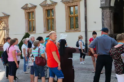 W ostatnią sobotę sierpnia katedralni parafianie pod opieką księdza proboszcza Krzysztofa Gołąbka pielgrzymowali do klasztoru na Świętym Krzyżu oraz Kielc.
Pierwszym punktem był spacer na platformę widokowo-obserwacyjną, gdzie mogliśmy podziwiać jedne z największych gołoborzy w Polsce. Gołoborza łysogórskie tworzą interesujące pola kamieni pośród lasów Puszczy Jodłowej. Nasyceni malowniczymi widokami udaliśmy się do Klasztoru Oblatów, gdzie z przewodnikiem zwiedziliśmy kryptę księcia Jeremiego Wiśniowieckiego, poznaliśmy historię powstawania Klasztoru oraz jego burzliwe dzieje. Zwiedziliśmy muzeum misyjne Ojców Oblatów i dotarliśmy do kaplicy, gdzie znajdują się relikwie drzewa Krzyża Świętego. W skupieniu i refleksji uczestniczyliśmy w modlitwie, błogosławieństwie i ucałowaniu relikwiarza.
Najważniejszym punktem na naszym pielgrzymim szlaku była Msza Święta sprawowana przez księdza proboszcza Krzysztofa Gołąbka w intencjach wszystkich uczestników pielgrzymki. Była ona dla nas szczególnym przeżyciem, ponieważ była odprawiana w Bazylice Mniejszej pw. Trójcy Świętej, sąsiadującej z kaplicą, w której znajduje się cząstka Ziemi Świętej – relikwie Świętego Krzyża. Po Mszy Świętej przyszedł czas na indywidualne zwiedzanie – wykorzystaliśmy go, aby wejść na platformę widokową wieży, skąd rozpościerają się wspaniałe i zachwycające widoki.
Następnie pojechaliśmy do Kielc, gdzie przy słonecznej pogodzie spacerowaliśmy po Rezerwacie Kadzielnia, podziwiając dawny kamieniołom, Skałkę Geologów, Pomnik Dekalogu oraz amfiteatr kielecki.
Z uwagi na wspaniały wystrój i wyjątkowe zabytki Bazyliki Katedralnej Wniebowzięcia Najświętszej Maryi Panny, ta świątynia na długo pozostanie w naszej pamięci. Podziwialiśmy również znajdujący się obok Bazyliki były Pałac Biskupów Krakowskich (obecnie znajduje się tam Muzeum Narodowe) oraz znajdujący się za nim ogród włoski.
Wycieczkę zakończyliśmy spacerem po rynku kieleckim, gdzie mogliśmy zobaczyć wyjątkowe mieszczańskie kamienice sprzed 150 lat.
Czas pielgrzymki był dla wszystkich pielgrzymów dobrze i owocnie spędzonym dniem. Nie zabrakło w nim modlitwy i refleksji, a także zachwytu nad pięknem przyrody i historycznymi zabytkami. Zachęcamy wszystkich do udziału w kolejnych pielgrzymkach.
Agnieszka i Arkadiusz Sowa
fot. Andrzej Kotowicz 