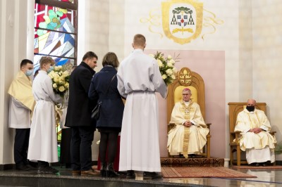 1 kwietnia 2021 r. o godz. 18.00 w naszej Katedrze rozpoczęła się Msza Wieczerzy Pańskiej, której przewodniczył bp Jan Wątroba. W koncelebrze uczestniczyli głównie księża z Parafii Katedralnej i z Wyższego Seminarium Duchownego w Rzeszowie. Po Komunii św. Najświętszy Sakrament przeniesiono do kaplicy adoracji zwanej "ciemnicą" przygotowaną w dolnym kościele Katedry.  fot. Joanna Prasoł