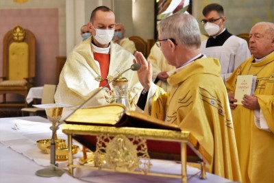 1 kwietnia 2021 r., w Wielki Czwartek, w naszej Katedrze została odprawiona Msza Krzyżma. Eucharystii przewodniczył bp Jan Wątroba. W koncelebrze uczestniczył bp Kazimierz Górny, bp Edward Białogłowski oraz 50 księży – z powodu ograniczeń związanych ze stanem epidemii byli to tylko przedstawiciele duchowieństwa diecezji rzeszowskiej. Do katedry nie przyjechała Liturgiczna Służba Ołtarza i schole. Po Komunii św. bp Jan Wątroba poświęcił olej krzyżma, który jest używany m.in. podczas udzielania sakramentu chrztu, bierzmowania i święceń kapłańskich. Wcześniej biskup pobłogosławił olej chorych i olej katechumenów.  Przed błogosławieństwem ks. Waldemar Dopart, proboszcz parafii św. Józefa na osiedlu Staromieście w Rzeszowie, w imieniu wszystkich kapłanów złożył biskupom świąteczne życzenia.  Na zakończenie Mszy Świętej Biskup Rzeszowski ogłosił nominację ks. Pawła Synosia, delegata biskupa ds. formacji stałej kapłanów na wikariusza biskupiego ds. formacji stałej kapłanów diecezji rzeszowskiej.  fot. ks. Tomasz Nowak