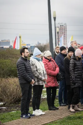 W Wielki Piątek (7 kwietnia) w Parku Papieskim odbyła się Droga Krzyżowa wprowadzająca w przeżywanie Liturgii Męki Pańskiej. Prowadzona była przez wspólnotę Wyższego Seminarium Duchownego w Rzeszowie pod przewodnictwem Biskupa Rzeszowskiego Jana Wątroby. W rozważaniach kolejnych stacji, ks. dr Mateusz Rachwalski, prefekt seminarium, zachęcał do życia zgodnie z nauką wypływającą z krzyża Chrystusowego.
fot. Małgorzata Ryndak