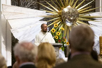 W piątek 13 września przeżywaliśmy uroczyste Nabożeństwo Fatimskie. Mszy Świętej przewodniczył ks. Jacek Pasela. Kazanie wygłosił ks. Michał Domasik. O godz. 18.40 zostały przedstawione prośby i podziękowania do Matki Bożej Fatimskiej, w intencji których sprawowana była także Msza Święta. Śpiewał chór z parafii pw. Św. Jadwigi Królowej pod dyrekcją Marcina Kaławaja. Po Mszy Świętej wyruszyła procesja z figurą Matki Bożej i relikwiami świętych Dzieci Fatimskich. Nabożeństwo zakończył Apel Jasnogórski. Dziękujemy parafii pw. Św. Jadwigi Królowej za przygotowanie liturgii oraz parafii pw. Michała Archanioła za prowadzenie modlitwy różańcowej. fot. Joanna Prasoł 