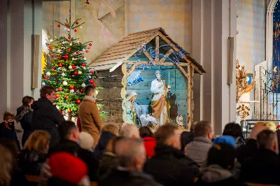 W Niedzielę Świętej Rodziny Mszy Świętej o godz. 12.00 przewodniczył bp Edward Białogłowski. Eucharystię uświetnił śpiewem kolęd Katedralny Chór Chłopięco-Męski Pueri Cantores Resovienses. fot. Paulina Lęcznar