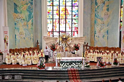 Z pomocą Pana Boga i naszego Zbawiciela, Jezusa Chrystusa, wybieramy tych naszych braci do stanu prezbiteratu”. Tymi słowami, zawartymi w obrzędach święceń, 26 maja br. bp Kazimierz Górny przyjął do grona kapłanów siedemnastu diakonów z Wyższego Seminarium Duchownego w Rzeszowie.
Uroczystą Mszę św. z udzieleniem sakramentu święceń koncelebrowało 110 kapłanów. W homilii Ksiądz Biskup spośród wielu cech, którymi powinien odznaczać się kapłan, wyróżnił wierność Chrystusowi. Odniósł się do obecnych realiów, w których przyjdzie posługiwać neoprezbiterom, a wobec nowych wymagań współczesności, Ksiądz Biskup postawił im za wzór postacie św. Józefa Sebastiana Pelczara oraz błogosławionych kapłanów pochodzących z terenu naszej diecezji: Jana Balickiego, Władysława Findysza, Romana Sitko i Józefa Kowalskiego.
Obrzędy święceń rozpoczęły się po homilii. Najpierw diakoni złożyli przyrzeczenie czci i posłuszeństwa wobec biskupa i jego następców. Następnie wszyscy zgromadzeni, śpiewając Litanię do Wszystkich Świętych, prosili o wylanie Ducha Świętego na kandydatów do prezbiteratu, którzy w tym momencie modlili się leżąc krzyżem. Kluczowym momentem liturgii święceń było nałożenie rąk na głowy diakonów przez Księdza Biskupa i prezbiterów oraz odmówienie modlitwy konsekracyjnej. Od tej chwili diecezja rzeszowska wzbogaciła się o nowych siedemnastu kapłanów, którzy po raz pierwszy celebrowali Eucharystię ze swoim biskupem. Po jej zakończeniu, powierzyli całe swoje kapłańskie życie opiece Maryi - Matce kapłanów.
Dzień święceń kapłańskich jest uroczystością dla całej diecezji. Bowiem tych siedemnastu nowych księży, którzy poświęcili całe swoje życie na ofiarną służbę Bogu, Kościołowi i Ojczyźnie, stanowi wyjątkowo radosny prezent nie tylko dla ich Matek, które obchodziły tego dnia swoje święto, ale są oni darem dla całego Kościoła i diecezji rzeszowskiej, w której będą posługiwać. Neoprezbiterzy pod koniec czerwca otrzymają skierowanie na zastępstwa w parafiach diecezji, a od końca sierpnia rozpoczną pracę jako wikariusze na swoich pierwszych placówkach.

Święcenia przyjęli:

ks. Grzegorz Białoń z Małastowa
ks. Wojciech Chrostowski z Gorlic (Fara)
ks. Mirosław Dziadosz z Jasła (Chrystus Król)
ks. Paweł Gąsior z Rożnowic
ks. Mirosław Głowacki z Chmielowa (diec. sandomierska)
ks. Damian Jacek z Czudca
ks. Mirosław Kardaś ze Strzyżowa (św. J. S. Pelczara)
ks. Tomasz Kołodziej z Trzebosi
ks. Filip Mikuła z Rzeszowa (Katedra)
ks. Mateusz Mycek z Sędziszowa Małopolskiego (Fara)
ks. Marcin Pokrywka z Przeworska (Ojcowie Bernardyni, diec. przemyska)
ks. Nikodem Rybczyk z Gorlic (Fara)
ks. Tomasz Ryczek z Turzy (diec. tarnowska)
ks. Paweł Sikora z Rzeszowa (Zwięczyca - św. Józefa)
ks. Krzysztof Wilczkiewicz z Gorlic (Glinik)
ks. Tomasz Wójcik z Niewodnej
ks. Julian Wybraniec z Rzeszowa (św. Rocha)