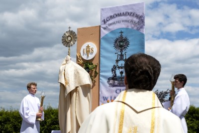 W uroczystość Najświętszego Ciała i Krwi Chrystusa Mszy Świętej w naszej Katedrze przewodniczył ks. proboszcz Krzysztof Gołąbek. Homilię wygłosił ks. Krzysztof Golas - wikariusz katedralny. Po zakończeniu liturgii wyruszyła procesja eucharystyczna do czterech ołtarzy rozmieszczonych wokół Katedry. fot. Joanna Prasoł