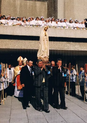 Figura Matki Bożej Fatimskiej została sprowadzona do kościoła Najświętszego Serca Pana Jezusa w Rzeszowie (od 1992 r. katedry) w 1982 r. z Fatimy. Koronacja figury odbyła się 13 czerwca 1993 r. Koronacji dokonał bp Kazimierz Górny wspólnie z bp. Julianem Groblickim i bp. Edwardem Białogłowskim. 