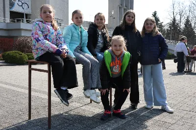 „Eucharystia powinna nas prowadzić do odkrycia kapłańskiej misji Ludu Bożego, kapłańskiej misji każdego z nas” – powiedział Biskup Rzeszowski podczas Mszy Wieczerzy Pańskiej, której przewodniczył w katedrze rzeszowskiej w Wielki Czwartek, 2 kwietnia 2026 r.
Podczas uroczystej liturgii Wielkiego Czwartku w katedrze rzeszowskiej, której przewodniczył bp Jan Wątroba, wierni zostali zaproszeni do refleksji nad tajemnicą Eucharystii, kapłaństwa oraz powołania całego Ludu Bożego do udziału w misji Chrystusa. Na zakończenie homilii biskup zachęcił do szczególnej modlitwy za kapłanów, zwłaszcza tych przeżywających trudności i kryzysy. „Panie Jezu, dobry pasterzu i towarzyszu wędrówki, dziś powierzamy Ci wszystkich kapłanów, ale zwłaszcza tych, którzy przechodzą chwilę kryzysu” – powiedział Biskup Rzeszowski. Wezwał także wspólnotę wiernych do troski o kapłanów poprzez modlitwę, życzliwość i wsparcie.
Wielkoczwartkowa liturgia w katedrze rzeszowskiej stała się nie tylko dziękczynieniem za dar Eucharystii i kapłaństwa, ale także wezwaniem do odnowienia świadomości odpowiedzialności każdego wiernego za życie Kościoła i świadectwo wiary w świecie. fot. ks. Jakub Oczkowicz
