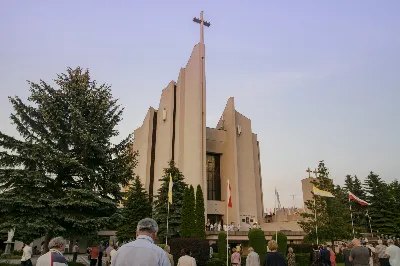 W sobotę 13 czerwca przeżywaliśmy uroczyste Nabożeństwo Fatimskie. Naszym modlitwom przewodniczył ks. Krzysztof Gołąbek - proboszcz naszej Katedry. Homilię wygłosił ks. dr Krzysztof Golas. O godz. 18.40 zostały przedstawione prośby i podziękowania do Matki Bożej Fatimskiej, w intencji których sprawowana była także Msza Święta. Po Mszy Świętej wyruszyła procesja z figurą Matki Bożej. Nabożeństwo zakończył Apel Jasnogórski.  fot. Joanna Prasoł