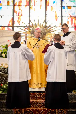 „Na swoje życie i swoje kapłaństwo trzeba popatrzeć w świetle Bożej miłości. Inaczej go nie pojmiemy ani my, ani ci, którzy będą na nas patrzeć” – mówił bp Jan Wątroba podczas Mszy św. z udzieleniem święceń prezbiteratu. 4 czerwca 2022 r. w kościele katedralnym jedenastu diakonów diecezji rzeszowskiej przyjęło sakrament kapłaństwa.
Do grona neoprezbiterów diecezji rzeszowskiej należą: ks. Sebastian Bełz z parafii w Nienadówce, ks. Krzysztof Lampart z parafii w Rudnej Wielkiej, ks. Mateusz Łachmanek z parafii w Lipinkach, ks. Karol Migut z parafii w Jasionce, ks. Marcin Murawski z parafii katedralnej w Rzeszowie, ks. Adrian Pazdan z parafii w Zagorzycach, ks. Tomasz Sienicki z parafii w Bieździedzy, ks. Dominik Świeboda z parafii w Palikówce, ks. Piotr Wąsacz z parafii bł. Władysława Findysza w Rzeszowie, ks. Mateusz Wojtuń z parafii w Święcanach oraz ks. Wiktor Zoła z parafii w Cieklinie.
Mszy św. przewodniczył i święceń udzielił bp Jan Wątroba. Eucharystię koncelebrowało około osiemdziesięciu księży, m.in: przełożeni Wyższego Seminarium Duchownego w Rzeszowie oraz proboszczowie i wikariusze z parafii rodzinnych neoprezbiterów. W Mszy św. uczestniczył abp Edward Nowak, bp Kazimierz Górny i bp Edward Białogłowski.
Zebranych w kościele katedralnym powitał ks. Krzysztof Gołąbek, proboszcz parafii.
W homilii bp Jan Wątroba nawiązał do słów z Ewangelii według św. Jana w których Chrystus tłumaczy co to znaczy być dobrym pasterzem. „Być kapłanem w Kościele Chrystusowym to znaczy mieć udział w Jego pasterskiej misji i stale upodabniać się do Dobrego Pasterza, który zna owce, karmi je, broni i jest gotów oddać życie dla ich dobra” – mówił hierarcha.
Po homilii odbył się obrzędy święceń: przyrzeczenie czci i posłuszeństwa Biskupowi Ordynariuszowi, Litania do Wszystkich Świętych podczas której kandydaci leżeli krzyżem, nałożenie rąk, modlitwa święceń oraz namaszczenie rąk krzyżmem i wręczenie chleba i wina. Podczas Liturgii Eucharystycznej nowo wyświęceni po raz pierwszy wyciągnęli dłonie nad chlebem i winem wypowiadając słowa konsekracji.
Na zakończenie Mszy św. ks. Tomasz Sienicki, podziękował w imieniu nowo wyświęconych wszystkim, którzy przyczynili się do przygotowania ich do kapłaństwa. Słowa wdzięczności, m.in. przełożonym Wyższego Seminarium Duchownego w Rzeszowie i rodzicom neoprezbiterów, wypowiedział bp Jan Wątroba. 
W drodze do zakrystii neoprezbiterzy zatrzymali się przy figurze Matki Bożej Fatimskiej zawierzając swoje kapłaństwo Matce Bożej.
W niedzielę, 5 czerwca, w Uroczystość Zesłania Ducha Świętego, neoprezbiterzy będą sprawować w swoich rodzinnych parafiach uroczyste Msze św. prymicyjne, a w najbliższych tygodniach otrzymają skierowania do parafii.

Fot. ks. Jakub Nagi oraz biala-wrona.pl
