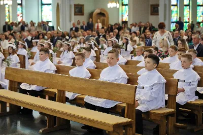 Maj to dla wielu najpiękniejszy miesiąc w roku. W liturgii Kościoła szczególnie wtedy czcimy Maryję oraz radujemy się ze Zmartwychwstania Pańskiego. W niedzielę 8 maja w naszej Katedrze dzieci z klas III doświadczyły równie wielkiej radości po raz pierwszy w pełni uczestnicząc we Mszy Świętej. To niezwykłe spotkanie z Chrystusem w Komunii Świętej zostało poprzedzone przygotowaniem poprzez katechezy w szkole i spotkania w parafii, a także spowiedzią. Poprzez niedzielne Eucharystie o godz. 12.00 i 13.30 celebrowane przez ks. Krzysztofa Gołąbka, proboszcza naszej Katedry, 88 dzieci rozpoczęło wielką przygodę z Jezusem ukrytym w Najświętszym Sakramencie. Towarzyszyli im rodzice, którzy wraz ze swoimi dziećmi przygotowywali się do tego wydarzenia, a także najbliższa rodzina. Posługę w liturgii Mszy Świętej pełniły dzieci pierwszokomunijne oraz ich rodzice.
Wielka radość serc dzieci komunijnych promieniowała na wszystkich uczestników Mszy Świętej i przypominała zebranym na liturgii, że spotkanie z Jezusem Eucharystycznym to przywilej i wielkie szczęście. Czas tej wielkiej radości został przedłużony przez „Biały Tydzień”, w którym dzieci uczestniczyły w wieczornej Eucharystii, przyjmując Jezusa do swoich serc. 

Wszystkim dzieciom, które w tym roku przeżywały swoją Pierwszą Komunię Świętą, życzymy, aby nie gasł w nich zapał do poznawania Jezusa i Jego nauki, a radość, jaka towarzyszyła tym dniom, była nieodłączną towarzyszką ich spotkań z Jezusem w Eucharystii. A s. Julicie i ks. Julianowi dziękujemy za serce włożone w przygotowanie dzieci do tego wielkiego wydarzenia.

fot. Paweł Styka