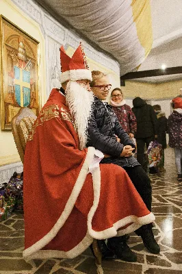 6 grudnia św. Mikołaj przybył także do naszej Katedry. Nie przyszedł z pustymi rękami. Obdarował grzeczne dzieci prezentami i porozmawiał z każdym, kto do niego podszedł. Przekazujemy pozdrowienia od św. Mikołaja dla całej parafii i obietnicę wizyty w przyszłym roku.  fot. Joanna Prasoł