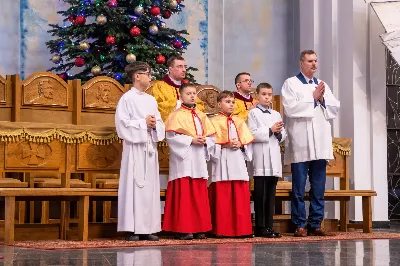 „Jak pasterze z Betlejem pójdźmy z pośpiechem oddać pokłon Nowonarodzonemu Zbawicielowi” – zachęcał bp Jan Wątroba na rozpoczęcie tradycyjnej „Pasterki” sprawowanej w rzeszowskiej katedrze. W uroczystej celebracji otwierającej okres Bożego Narodzenia uczestniczyli przedstawiciele księży, sióstr zakonnych oraz licznie przybyli diecezjanie i parafianie katedralni.
W wigilię uroczystości Bożego Narodzenia w rzeszowskiej katedrze została odprawiona tzw. Msza pasterzy, tradycyjnie zwana „Pasterką”, pod przewodnictwem Bp. Jana Wątroby, Biskupa Rzeszowskiego.
Celebracja rozpoczęła się kolędą „Wśród nocnej ciszy”, po której ks. Julian Wybraniec, wikariusz katedralny, zaśpiewał starożytną „Kalendę”, czyli fragment Martyrologium Rzymskiego mówiący o Narodzeniu Pańskim. Następnie ks. Krzysztof Gołąbek, proboszcz katedry, uroczyście złożył figurę Nowonarodzonego Jezusa w symbolicznej szopce.
W kazaniu Bp Jan Wątroba przypomniał historię i znaczenie teologiczne szopki. Nawiązując do 800. rocznicy zbudowania pierwszej szopki przez św. Franciszka z Asyżu we włoskiej miejscowości Greccio, kaznodzieja mówił: „Jego nauczanie przeniknęło do serc chrześcijan i pozostaje aż do naszych dni jako autentyczna forma zaproponowania na nowo piękna naszej wiary z prostotą (…) Dlaczego żłóbek wzbudza tyle zdziwienia i nas wzrusza? Przede wszystkim dlatego, że ukazuje czułość Boga. On, Stwórca wszechświata, uniża się do naszej małości. (…) W Jezusie Ojciec dał nam brata, który wychodzi, by nas szukać, kiedy jesteśmy zdezorientowani i zatracamy kierunek; wiernego przyjaciela, który jest zawsze blisko nas; dał nam swego Syna, który nam przebacza i podnosi nas z grzechu.”
Biskup Wątroba mówił, że tradycyjny żłóbek jest miejscem przekazywania wiary i doświadczenia Bożej miłości. „Począwszy od dzieciństwa, a następnie w każdym okresie życia uczy nas kontemplować Jezusa, odczuwać miłość Boga do nas, odczuwać i wierzyć, że Bóg jest z nami, a my jesteśmy Nim, wszyscy jako dzieci i bracia dzięki temu Dzieciątku, Synowi Boga i Dziewicy Maryi. I odczuwać, że na tym polega szczęście”.
Na zakończenie, kaznodzieja zachęcał do uważnego wpatrywania się w betlejemski żłóbek, w którym można odkryć kilka prawd o Bogu i o człowieku. To w nim, „Bóg uczy nas człowieczeństwa i zaprasza do udziału w boskiej naturze”, ale także prawdy, że „Bogu i człowiekowi dobrze jest być razem”. – podkreślał bp Wątroba.
Na zakończenie Eucharystii, ks. Krzysztof Gołąbek w imieniu parafii katedralnej złożył życzenia Księdzu Biskupowi oraz wszystkim przybyłym na uroczystość. 

Zdjęcia: Joanna Prasoł