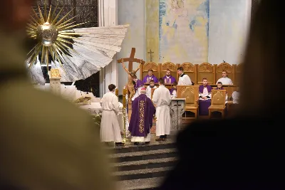 Mszy św. w Środę Popielcową na rozpoczęcie Wielkiego Postu w katedrze rzeszowskiej przewodniczył bp Jan Wątroba. Eucharystię koncelebrowali: ks. Łukasz Cyrnek, ks. Krzysztof Golas, ks. Krzysztof Gołąbek, ks. Sławomir Jeziorski, ks. Dominik Kiełb, ks. Jakub Nagi i ks. Nikodem Rybczyk.
Homilię wygłosił ks. Julian Wybraniec, wikariusz parafii katedralnej. Kaznodzieja w rozważaniu mówił o symbolice popiołu, którym w Środę Popielcową posypuje się głowy uczestników liturgii.
Po homilii odbył się obrzęd wybrania i wpisania imion do księgi katechumenów dwóch kobiet, które, jako dorosłe, przygotowują się do przyjęcia sakramentów inicjacji chrześcijańskiej.
Następnie odbył się obrzęd posypania popiołem.
Podczas Mszy św. posługę muzyczną pełniła Katedralna Schola Liturgiczna. Eucharystia była transmitowana przez Katolickie Radio VIA.
fot. ks. Jakub Oczkowicz