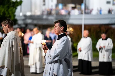 W środę 13 września przeżywaliśmy kolejne w tym roku Nabożeństwo Fatimskie. O godz. 18.40 zostały przedstawione prośby i podziękowania do Matki Bożej Fatimskiej, w intencji których sprawowana była także Msza Święta. Eucharystii przewodniczył i homilię wygłosił ks. Marek Kotwa – wikariusz parafii pw. Św. Michała Archanioła w Rzeszowie. Po Mszy Świętej wyruszyła procesja z figurą Matki Bożej, podczas której modlitwę różańcową prowadzili przedstawiciele parafii pw. Św. Jadwigi Królowej wraz ze swoimi duszpasterzami: ks. Tomaszem Gałuszką oraz ks. Łukaszem Mariuszycem, zaś figurę Matki Bożej nieśli przedstawiciele Bractwa św. Michała Archanioła, Rycerzy Kolumba oraz Związku Strzeleckiego "Strzelec". Modlitwę ubogaciła obecność Orkiestry Dętej pod dyrekcją Tadeusza Cielaka. Nabożeństwo zakończył Apel Jasnogórski. fot. Jola Warchoł