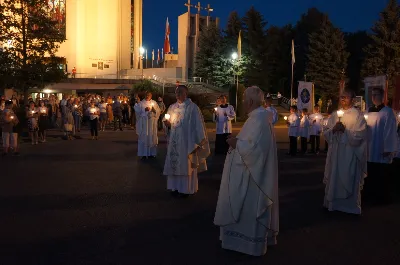 W czwartek 13 sierpnia przeżywaliśmy uroczyste Nabożeństwo Fatimskie. Naszym modlitwom przewodniczył ks. Wojciech Rybka SVD, misjonarz werbista, posługujący na Tajwanie. O godz. 18.40 zostały przedstawione prośby i podziękowania do Matki Bożej Fatimskiej, w intencji których sprawowana była także Msza Święta. Po Mszy Świętej wyruszyła procesja z figurą Matki Bożej. Nabożeństwo zakończył Apel Jasnogórski. fot. Rafał Waszczak