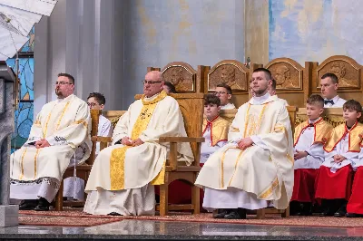 O świcie w Niedzielę Zmartwychwstania została odprawiona uroczysta Mszy św. w rzeszowskiej katedrze. Eucharystię poprzedziła procesja rezurekcyjna z Najświętszym Sakramentem. W oprawie muzycznej celebracji wziął udział katedralny chór chłopięco-męski Pueri Cantores Resovienses oraz katedralna orkiestra dęta.
Dnia 31 marca 2024 r. o godz. 6 w rzeszowskiej katedrze na rozpoczęcie procesji rezurekcyjnej rozbrzmiało zawołanie: „Chrystus zmartwychwstał, prawdziwie zmartwychwstał”. Wyrazem radości paschalnej była procesja z Najświętszym Sakramentem dokoła katedry z udziałem licznie zgromadzonych wiernych, straży grobowej i orkiestry dętej.
Po zakończonej procesji, została odprawiona uroczysta Eucharystia pod przewodnictwem ks. Krzysztofa Gołąbka, prepozyta rzeszowskiej kapituły katedralnej i proboszcza miejscowej wspólnoty parafialnej. Homilię wygłosił ks. Michał Rurak, penitencjarz kapituły, który zachęcał do zgłębiania tajemnicy zmartwychwstania.

„Zmartwychwstania jest czymś jedynym i wyjątkowym w swoim rodzaju. Łatwo napisać i powiedzieć czym zmartwychwstanie nie jest. Ale napisać i powiedzieć czym zmartwychwstanie jest, to zadanie na całe życie, i to nie tylko dla teologa czy księdza. To zadanie dla każdego z nas. Najważniejsze zadanie w życiu, bo ono zdecyduje co z nami będzie” – mówił kaznodzieja.
Ks. Rurak ukazał konsekwencje zmartwychwstania Chrystusa dla każdego wierzącego w kontekście całej historii Boga i człowieka. Mówił: „Zmartwychwstanie nie dotyczy tylko przyszłości, czasu po śmierci. Ono ma także znaczenie dla naszej doczesności. Bo skoro życie ma prowadzić do Zmartwychwstania, to znaczy, że ma wartość samo w sobie, że trzeba je szanować i jak najlepiej przeżyć.”
Na zakończenie Eucharystii transmitowanej przez katolickie Radio „VIA”, katedralny chór chłopięco-męski Pueri Cantores Resovienses pod dyrekcją Aleksandry Fiołek-Matuszewskiej wykonał uroczyste „Alleluja” z oratorium G.F. Haendla. Po zakończonej Mszy św. rezurekcyjnej katedralna orkiestra dęta pod batutą Tadeusza Cielaka odegrała radosne utwory wielkanocne. fot. Joanna Prasoł