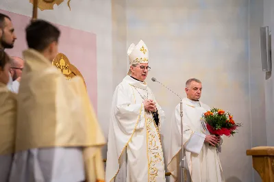 „Nasza wdzięczność jest szczególna wobec osób konsekrowanych za ich czytelne świadectwo wiary i za to, że żyjąc wiarą na co dzień ukazują chrystusowy styl życia” – mówił biskup Jan Wątroba podczas Mszy św. w katedrze rzeszowskiej w święto Ofiarowania Pańskiego. W Eucharystii, z okazji swojego święta patronalnego, uczestniczyły osoby konsekrowane posługujące w diecezji rzeszowskiej.
Mszy św. w katedrze rzeszowskiej przewodniczył bp Jan Wątroba, który modlił się w intencji osób konsekrowanych, przeżywających w święto Ofiarowania Pańskiego (02.02.) swoje święto patronalne. Eucharystię koncelebrował ks. Stanisław Kamiński, wikariusz biskupi ds. zakonnych, a także 9 kapłanów.
Na początku Mszy św. ks. Stanisław Kamiński powitał zebranych i wprowadził w przeżywaną liturgię. Następnie odbył się obrzęd błogosławieństwa świec i procesja z dolnego kościoła do głównej części katedry rzeszowskiej
Homilię wygłosił bp Jan Wątroba, który w pierwszej części, odnosząc się do przeżywanego święta, nawiązał do postawy Matki Najświętszej i św. Józefa. „Maryja uczy nas, że wierność Bogu oznacza wypełnianie prawa Bożego. Ona wypełniła wszystko bez wyjątku. Choć sama nie potrzebowała oczyszczenia, pozostała jednak posłuszna prawu. Skromna, prosta, uboga kobieta, poddana Bogu. W postawie Maryi i Józefa można dostrzec piękną lekcję dla rodziców i wychowawców. Rodzice powinni przedstawiać, czyli zawierzać swoje dzieci Panu Bogu. To jest gest wdzięczności wobec Stwórcy, a także znak wielkiej pokory wobec niełatwej misji rodzicielskiej i wychowawczej. Pełny rozwój człowieka dokonuje się dzięki Bożej łasce, a rodzice powinni się czuć narzędziem Bożej łaski, dlatego powinni często błogosławić swoje dzieci, modlić się za nie i z nimi oraz wciąż na nowo zawierzać je Panu Bogu” – mówił bp Wątroba.
Biskup Rzeszowski odnosząc się do obchodzonego Dnia życia konsekrowanego powiedział: „Trzy elementy wspólnoty: słowo, wierność i otwarcie na Ducha Świętego stanowią istotę życia każdej osoby konsekrowanej. Rozważać słowo Boże, trwać wiernie na modlitwie i być otwartym na to, co Duch Święty chce nam powiedzieć, to wypełnić powołanie do życia konsekrowanego, a jednocześnie wyznać wiarę w Kościół Chrystusowy. Nasza wdzięczność jest szczególna wobec osób konsekrowanych za ich czytelne świadectwo wiary i za to, że żyjąc wiarą na co dzień ukazują chrystusowy styl życia. Towarzyszą nam przez swoją pełną zatroskania miłosierną obecność, ale także przez milczącą obecność przepełnioną modlitwą w intencjach Kościoła, świata, a także poszczególnych osób i wspólnot”.
Po homilii osoby konsekrowane zgromadzone w katedrze odnowiły swoje przyrzeczenia.
Na zakończenie liturgii s. Agata Jakieła CSFN, referentka diecezjalna ds. życia konsekrowanego, podziękowała bp. Janowi Wątrobie za przewodniczenie liturgii i modlitwę w intencji osób życia konsekrowanego.
W Eucharystii w rzeszowskiej katedrze uczestniczyło prawie 100 osób życia konsekrowanego, a pośród nich ojcowie i bracia zakonni, siostry zakonne, wdowy i dziewice konsekrowane oraz członkowie instytutów świeckich. Śpiewy podczas liturgii wykonała Katedralna Schola Liturgiczna pod dyrekcją ks. Juliana Wybrańca, a przy organach zasiadł katedralny organista – Wiesław Siewierski. 

fot. Jola Warchoł