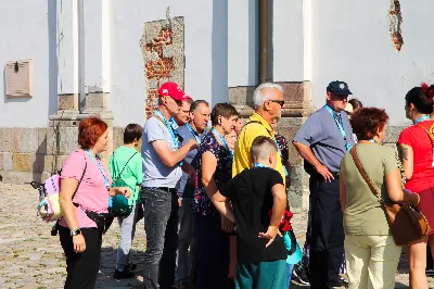 W ostatnią sobotę sierpnia katedralni parafianie pod opieką księdza proboszcza Krzysztofa Gołąbka pielgrzymowali do klasztoru na Świętym Krzyżu oraz Kielc.
Pierwszym punktem był spacer na platformę widokowo-obserwacyjną, gdzie mogliśmy podziwiać jedne z największych gołoborzy w Polsce. Gołoborza łysogórskie tworzą interesujące pola kamieni pośród lasów Puszczy Jodłowej. Nasyceni malowniczymi widokami udaliśmy się do Klasztoru Oblatów, gdzie z przewodnikiem zwiedziliśmy kryptę księcia Jeremiego Wiśniowieckiego, poznaliśmy historię powstawania Klasztoru oraz jego burzliwe dzieje. Zwiedziliśmy muzeum misyjne Ojców Oblatów i dotarliśmy do kaplicy, gdzie znajdują się relikwie drzewa Krzyża Świętego. W skupieniu i refleksji uczestniczyliśmy w modlitwie, błogosławieństwie i ucałowaniu relikwiarza.
Najważniejszym punktem na naszym pielgrzymim szlaku była Msza Święta sprawowana przez księdza proboszcza Krzysztofa Gołąbka w intencjach wszystkich uczestników pielgrzymki. Była ona dla nas szczególnym przeżyciem, ponieważ była odprawiana w Bazylice Mniejszej pw. Trójcy Świętej, sąsiadującej z kaplicą, w której znajduje się cząstka Ziemi Świętej – relikwie Świętego Krzyża. Po Mszy Świętej przyszedł czas na indywidualne zwiedzanie – wykorzystaliśmy go, aby wejść na platformę widokową wieży, skąd rozpościerają się wspaniałe i zachwycające widoki.
Następnie pojechaliśmy do Kielc, gdzie przy słonecznej pogodzie spacerowaliśmy po Rezerwacie Kadzielnia, podziwiając dawny kamieniołom, Skałkę Geologów, Pomnik Dekalogu oraz amfiteatr kielecki.
Z uwagi na wspaniały wystrój i wyjątkowe zabytki Bazyliki Katedralnej Wniebowzięcia Najświętszej Maryi Panny, ta świątynia na długo pozostanie w naszej pamięci. Podziwialiśmy również znajdujący się obok Bazyliki były Pałac Biskupów Krakowskich (obecnie znajduje się tam Muzeum Narodowe) oraz znajdujący się za nim ogród włoski.
Wycieczkę zakończyliśmy spacerem po rynku kieleckim, gdzie mogliśmy zobaczyć wyjątkowe mieszczańskie kamienice sprzed 150 lat.
Czas pielgrzymki był dla wszystkich pielgrzymów dobrze i owocnie spędzonym dniem. Nie zabrakło w nim modlitwy i refleksji, a także zachwytu nad pięknem przyrody i historycznymi zabytkami. Zachęcamy wszystkich do udziału w kolejnych pielgrzymkach.
Agnieszka i Arkadiusz Sowa
fot. Andrzej Kotowicz 