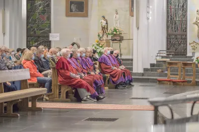 "Gwiazdo śliczna, wspaniała, o fatimska Maryja! Do Ciebie się uciekamy, o Maryjo, Maryjo!" Słowami tej pieśni licznie zgromadzeni w katedralnej świątyni wierni rozpoczęli kolejne w tym roku uroczyste nabożeństwo fatimskie. Wrześniowej modlitwie przewodniczyła parafia pw. Św. Michała Archanioła w Rzeszowie. Wielu parafian przybyło do Katedry w pieszej pielgrzymce pod przewodnictwem księdza Czesława Matuły. Przed Mszą Świętą, przy figurze Pani Fatimskiej, dk. Marcin Murawski odczytał liczne prośby i podziękowania do Matki Bożej. Uroczystej Eucharystii przewodniczył oraz Słowo Boże wygłosił proboszcz parafii pw. Św. Michała Archanioła w Rzeszowie - ks. Michał Bator. Kaznodzieja ukazał wartość i moc modlitwy. Za wzór postawił setnika, który spotyka się z czułym Jezusem. Tak jak Bóg znał potrzeby setnika, tak samo zna i nasze potrzeby i problemy. Jednak, jak przypomniał ks. Michał, każdy z nas musi przyjąć postawę setnika: uznać swój grzech i swoją niemoc. Wtedy Bóg będzie mógł działać w naszym życiu. W dalszej części homilii kaznodzieja przypomniał sylwetkę błogosławionej matki Elżbiety Czackiej, będącej dla nas wzorem cierpliwości i oczekiwania. Potrzebujemy czasu, aby łaska Boża przemieniła nasze serce – przypomniał kaznodzieja. Ta cierpliwość pomaga odkrywać Boży plan na nasze życie. Po zakończeniu Eucharystii wszyscy zgromadzeni wyruszyli w procesji różańcowej z figurą Matki Bożej Fatimskiej oraz relikwiami błogosławionych Hiacynty i Franciszka. Wierni prosili, aby Boże słowo wypełniało się w ich codzienności. Tej części nabożeństwa przewodniczył ks. Jakub Oczkowicz wraz z przedstawicielami parafii pw. Św. Michała Archanioła. Wspólną modlitwę zakończyło odśpiewanie Apelu Jasnogórskiego oraz adoracja Najświętszego Sakramentu. Na koniec ks. Krzysztof Gołąbek – proboszcz Katedry, dziękując wszystkim za obecność i wspólne czuwanie przy Matce Bożej, zaprosił na ostatnie w tym roku, październikowe nabożeństwo fatimskie.  fot. Małgorzata Ryndak