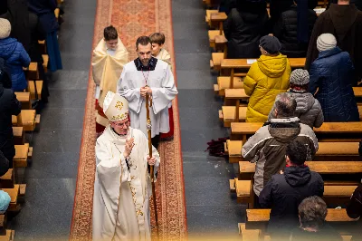 „Nasza wdzięczność jest szczególna wobec osób konsekrowanych za ich czytelne świadectwo wiary i za to, że żyjąc wiarą na co dzień ukazują chrystusowy styl życia” – mówił biskup Jan Wątroba podczas Mszy św. w katedrze rzeszowskiej w święto Ofiarowania Pańskiego. W Eucharystii, z okazji swojego święta patronalnego, uczestniczyły osoby konsekrowane posługujące w diecezji rzeszowskiej.
Mszy św. w katedrze rzeszowskiej przewodniczył bp Jan Wątroba, który modlił się w intencji osób konsekrowanych, przeżywających w święto Ofiarowania Pańskiego (02.02.) swoje święto patronalne. Eucharystię koncelebrował ks. Stanisław Kamiński, wikariusz biskupi ds. zakonnych, a także 9 kapłanów.
Na początku Mszy św. ks. Stanisław Kamiński powitał zebranych i wprowadził w przeżywaną liturgię. Następnie odbył się obrzęd błogosławieństwa świec i procesja z dolnego kościoła do głównej części katedry rzeszowskiej
Homilię wygłosił bp Jan Wątroba, który w pierwszej części, odnosząc się do przeżywanego święta, nawiązał do postawy Matki Najświętszej i św. Józefa. „Maryja uczy nas, że wierność Bogu oznacza wypełnianie prawa Bożego. Ona wypełniła wszystko bez wyjątku. Choć sama nie potrzebowała oczyszczenia, pozostała jednak posłuszna prawu. Skromna, prosta, uboga kobieta, poddana Bogu. W postawie Maryi i Józefa można dostrzec piękną lekcję dla rodziców i wychowawców. Rodzice powinni przedstawiać, czyli zawierzać swoje dzieci Panu Bogu. To jest gest wdzięczności wobec Stwórcy, a także znak wielkiej pokory wobec niełatwej misji rodzicielskiej i wychowawczej. Pełny rozwój człowieka dokonuje się dzięki Bożej łasce, a rodzice powinni się czuć narzędziem Bożej łaski, dlatego powinni często błogosławić swoje dzieci, modlić się za nie i z nimi oraz wciąż na nowo zawierzać je Panu Bogu” – mówił bp Wątroba.
Biskup Rzeszowski odnosząc się do obchodzonego Dnia życia konsekrowanego powiedział: „Trzy elementy wspólnoty: słowo, wierność i otwarcie na Ducha Świętego stanowią istotę życia każdej osoby konsekrowanej. Rozważać słowo Boże, trwać wiernie na modlitwie i być otwartym na to, co Duch Święty chce nam powiedzieć, to wypełnić powołanie do życia konsekrowanego, a jednocześnie wyznać wiarę w Kościół Chrystusowy. Nasza wdzięczność jest szczególna wobec osób konsekrowanych za ich czytelne świadectwo wiary i za to, że żyjąc wiarą na co dzień ukazują chrystusowy styl życia. Towarzyszą nam przez swoją pełną zatroskania miłosierną obecność, ale także przez milczącą obecność przepełnioną modlitwą w intencjach Kościoła, świata, a także poszczególnych osób i wspólnot”.
Po homilii osoby konsekrowane zgromadzone w katedrze odnowiły swoje przyrzeczenia.
Na zakończenie liturgii s. Agata Jakieła CSFN, referentka diecezjalna ds. życia konsekrowanego, podziękowała bp. Janowi Wątrobie za przewodniczenie liturgii i modlitwę w intencji osób życia konsekrowanego.
W Eucharystii w rzeszowskiej katedrze uczestniczyło prawie 100 osób życia konsekrowanego, a pośród nich ojcowie i bracia zakonni, siostry zakonne, wdowy i dziewice konsekrowane oraz członkowie instytutów świeckich. Śpiewy podczas liturgii wykonała Katedralna Schola Liturgiczna pod dyrekcją ks. Juliana Wybrańca, a przy organach zasiadł katedralny organista – Wiesław Siewierski. 

fot. Jola Warchoł