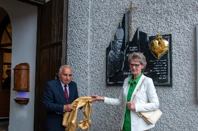 W piątek (16 czerwca) obchodziliśmy uroczystość Najświętszego Serca Pana Jezusa – dzień odpustu w Katedrze Rzeszowskiej. O godz. 18.00 została odprawiona uroczysta Msza Święta, której przewodniczył bp Jan Wątroba. Po Mszy Świętej Biskup poświęcił tablicę upamiętniającą życie i dzieło śp. Ks. Infułata Stanisława Maca. 
Po jego śmierci w 2020 roku, Ksiądz Proboszcz Krzysztof Gołąbek wraz z Parafialną Radą Duszpasterską postanowił stworzyć tablicę pamiątkową poświęconą śp. Księdzu Infułatowi. 
Istnieje już takowa poświęcona budowniczym i architektom, przygotowana jeszcze za życia ks. Maca, przez Niego zaprojektowana i umieszczona na Jego prośbę w szeregu pamiątkowych tablic przed wejściem do dolnego kościoła, ale chciano upamiętnić osobę i dzieło tej świątyni tablicą bardziej okazałą przy wejściu głównym. W szafie z pamiątkami po Ks. Infułacie odnaleziono wyzłocone serce i tak zrodziła się myśl, by umieścić to serce w pamiątkowej tablicy jako symbol wiary tego kapłana, jego czci wobec Bożego Serca i troski o świątynię dedykowaną Najświętszemu Sercu Pana Jezusa.
W książce pt. „Komu bije Dzwon Wolności” ks. Stanisław Mac zapisał: „Staram się zgodnie z testamentem zawartym w akcie erekcyjnym pod budowę kościoła, aby w tej świątyni po wsze czasy rozkwitał kult do Najświętszego Serca Pana Jezusa jako źródła miłości i dobroci”. 
Niech ta tablica będzie wyrazem naszej czci i pamięci wobec osoby Ks. Infułata, Jego dzieła i poświęcenia dla chwały Bożego Serca.
fot. Joanna Prasoł