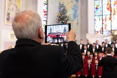 W niedzielę Chrztu Pańskiego w Katedrze Rzeszowskiej wybrzmiały najpiękniejsze polskie kolędy i pastorałki wykonane przez Katedralny Chór Chłopięco-Męski Pueri Cantores Resovienses pod dyrekcją Marcina Florczaka. Chór miał okazję wystąpić kilkukrotnie w Katedrze w czasie liturgicznego okresu Bożego Narodzenia uświetniając swym śpiewem obchodzone uroczystości. Miało to miejsce podczas mszy świętych w niedzielę Świętej Rodziny, w święto św. Jana Apostoła z okazji imienin księdza biskupa Jana Wątroby oraz w uroczystość Objawienia Pańskiego z okazji kolejnej rocznicy przyjęcia sakry biskupiej przez księży biskupów Kazimierza Górnego i Edwarda Białogłowskiego. W ubiegłą niedzielę (9.01) po Mszy Świętej o godz. 12:00 można było znów usłyszeć wiele pięknych, znanych polskich kolęd w wykonaniu chóru, m. in. Bóg się rodzi, Tryumfy Króla Niebieskiego, Przybieżeli do Betlejem czy Cicha noc. Wybrzmiały także mniej znane, ale równie piękne pastorałki: Cicho, cicho pastuszkowie w wykonaniu solisty Eryka Chudzika czy Kołysanka Józefa w wykonaniu solisty Tomasza Nowaka. Solową partią popisał się także Jan Żmuda  w kolędzie Jezus malusieńki. Solistom akompaniował na pianinie chórzysta Maksymilian Rogóż. Chór wykonał także po dwa utwory na głosy męskie (W żłobie leży i Mizerna cicha) oraz na głosy dziecięce (Gore gwiazda i My też pastuszkowie).  Kolędowanie wpisuje się zarówno w kanon liturgii Kościoła katolickiego, jak i w naszą narodową tradycję. Dlatego wszyscy chętnie słuchają tych utworów, jednocześnie włączając się we wspólny śpiew. Także tym razem na zakończenie spotkania Panu Dyrygentowi udało się porwać zgromadzonych wiernych do wspólnego wykonania kolędy Wśród nocnej ciszy. Działalność Katedralnego Chóru Chłopięco-Męskiego Pueri Cantores Resovienses można wesprzeć przekazując 1% podatku na OPP Katolickie Towarzystwo Śpiewacze KRS 0000050601 lub wpłacając darowiznę na cele statutowe na konto bankowe podane na stronie resovienses.org. Beata Świerad fot. Joanna Prasoł