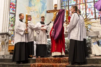 W Wielki Piątek 15.04.2022 r. w Katedrze Rzeszowskiej Liturgii na cześć Męki Pańskiej przewodniczył bp Jan Wątroba.
Mękę naszego Pana Jezusa Chrystusa według świętego Jana śpiewali:
ks. Julian Wybraniec - Jezus
Karol Baraniewicz - Ewangelista
ks. Szczepan Węglowski - Inni
Chór WSD Rzeszów pod dyrekcją ks. dra Andrzeja Widaka
fot. Joanna Prasoł