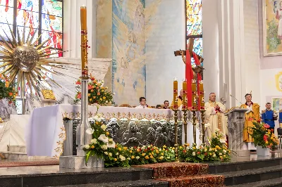 W Niedzielę Wielkanocną Mszy Świętej z procesją rezurekcyjną przewodniczył bp Edward Białogłowski.
fot. Joanna Prasoł