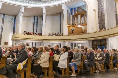 Wrześniowe nabożeństwo fatimskie, będące odpowiedzią na wezwanie Maryi do modlitwy i pokuty, odbyło się w ubiegły wtorek, 13 dnia miesiąca. Tym razem w Katedrze Rzeszowskiej zostało przygotowane przez parafie św. Michała Archanioła oraz św. Jadwigi Królowej.
Nabożeństwo rozpoczęło się odczytaniem próśb i podziękowań do Matki Bożej Fatimskiej, w intencji których następnie sprawowana była Msza Święta. Uroczystej, koncelebrowanej liturgii przewodniczył ks. Tomasz Gałuszka – wikariusz parafii św. Jadwigi.
Słowo Boże wygłosił ks. Grzegorz Kot – Diecezjalny Duszpasterz Trzeźwości i Osób Uzależnionych. Nawiązał do liturgii słowa z dnia, podkreślając trafne powiązanie z Tajemnicą Fatimską. „Niejedna matka dzisiaj płacze, jak owa kobieta z Nain, nad śmiercią swojego dziecka. Niejedna matka płacze, patrząc na pogubienie swojego dziecka – że życie mu nie wychodzi, że się poplątało, że nie chodzi do kościoła, nie modli się. Ową matką jest również Kościół, który płacze, kiedy się gubimy, kiedy w naszym sercu zaczyna kiełkować grzech i zaczynamy odchodzić. Trzeba nam stanąć w prawdzie i uderzyć się we własne piersi – i po to tu jesteśmy, aby modlitwą różańcową złożyć zadośćuczynienie za grzechy swoje i całego świata”.
„To nabożeństwo winno nas wprowadzać w osobistą retrospekcję, rachunek sumienia – czy oby jestem bratem dla brata? Bo może w moje serce wkradło się porównywanie, osądzanie, obmowa wobec tych, którzy się pogubili na drogach swojego życia” – mówił dalej ks. Grzegorz.
Kaznodzieja zachęcał do odpowiedzi na wołanie Matki Bożej w Fatimie i porzucenie obaw, strachu i niepewności. „Może nam się wydawać, gdyby Bóg na naszych oczach dotknął trumny, kogoś wskrzesił, byłoby nam łatwiej wierzyć. Nic bardziej mylnego. Wystarczy zerknąć na Łazarza i bogacza, wołającego: Ojcze Abrahamie, poślij kogoś z umarłych do żyjących, a na pewno uwierzą. Poślij kogoś. Bóg posyła Matkę do dzieci w Fatimie, a idąc dalej – posyła dzieci. O co prosi Matka Boża w Fatimie? O pokutę i różaniec. Trzecia Tajemnica Fatimska może przerażać, ale tych, co wierzą, nie powinna. Jeżeli w Twoim sercu jest wiara, nie stanie ci się krzywda”.
Po zakończonej liturgii Mszy Świętej wierni polecali swoje intencje w modlitwie różańcowej przy figurze Matki Bożej Fatimskiej. Modlitwę prowadzili ks. Rafał Kłos (wikariusz parafii św. Michała Archanioła) oraz diakoni. Ze względu na trwający remont schodów zrezygnowano z procesji. Nabożeństwo zakończono odśpiewaniem Apelu Jasnogórskiego o godz. 21.00. Następnie jeszcze przez godziną trwała indywidualna adoracja Najświętszego Sakramentu.
Posługę muzyczną podjął chór Michael z parafii św. Michała Archanioła w Rzeszowie oraz orkiestra dęta prowadzona przez p. Tadeusza Cielaka. Obecne były także poczty sztandarowe, przedstawiciele Rycerzy Kolumba i Bractwa św. Michała Archanioła.
Ostatnie w tym roku nabożeństwo fatimskie odbędzie się 13 października. W Katedrze Rzeszowskiej będzie prowadzone przez Wyższe Seminarium Duchowne w Rzeszowie.

fot. Joanna Prasoł 