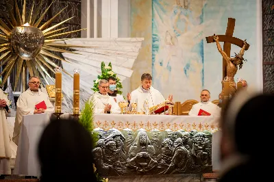 Mszy Świętej w święto Ofiarowania Pańskiego przewodniczył bp Jan Wątroba. W Eucharystii z okazji Dnia Życia Konsekrowanego uczestniczyli przedstawiciele sióstr i braci zakonnych, pustelnic, dziewic i wdów konsekrowanych oraz członków instytutów świeckich. Eucharystię koncelebrował ks. Stanisław Kamiński, wikariusz biskupi ds. zakonnych, a także 8 kapłanów. Homilię wygłosił bp Jan Wątroba. Śpiew podczas Mszy Świętej prowadziła Katedralna Schola Liturgiczna pod kierunkiem ks. Juliana Wybrańca przy akompaniamencie organowym Wiesława Siewierskiego. Fot. Paulina Lęcznar