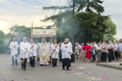 W piątek (11 czerwca) obchodziliśmy Uroczystość Najświętszego Serca Pana Jezusa - nasz odpust parafialny. Dziękujemy za tak liczny udział! Kazania odpustowe wygłosił ks. dziekan Krzysztof Szopa, proboszcz parafii Osobnica, były wikariusz naszej parafii. O godz. 18.00 uroczystej Mszy Świętej przewodniczył bp Jan Ozgi z Kamerunu (wikariusz katedralny w latach 1981-1985). Podczas Mszy Świętej zaśpiewał Katedralny Chór Chłopięco-Męski Pueri Cantores Resovienses i zagrała orkiestra dęta.  fot. Joanna Prasoł