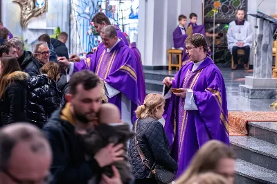 W Środę Popielcową (14 lutego) biskup Jan Wątroba odprawił w katedrze rzeszowskiej Mszę Świętą na rozpoczęcie Wielkiego Postu. Homilię wygłosił ks. dr Paweł Koleśnikowicz, który prowadzi rekolekcje wielkopostne w parafii katedralnej. Podczas Eucharystii odbył się obrzęd posypania głów popiołem. Śpiew podczas liturgii prowadziła Katedralna Schola Liturgiczna. Liturgia była transmitowana przez Radio VIA. fot. Joanna Prasoł