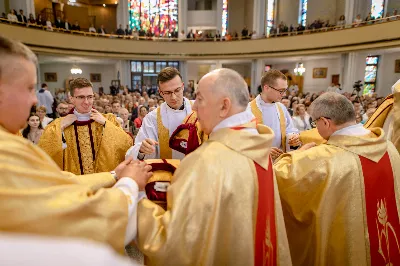 „Na swoje życie i swoje kapłaństwo trzeba popatrzeć w świetle Bożej miłości. Inaczej go nie pojmiemy ani my, ani ci, którzy będą na nas patrzeć” – mówił bp Jan Wątroba podczas Mszy św. z udzieleniem święceń prezbiteratu. 4 czerwca 2022 r. w kościele katedralnym jedenastu diakonów diecezji rzeszowskiej przyjęło sakrament kapłaństwa.
Do grona neoprezbiterów diecezji rzeszowskiej należą: ks. Sebastian Bełz z parafii w Nienadówce, ks. Krzysztof Lampart z parafii w Rudnej Wielkiej, ks. Mateusz Łachmanek z parafii w Lipinkach, ks. Karol Migut z parafii w Jasionce, ks. Marcin Murawski z parafii katedralnej w Rzeszowie, ks. Adrian Pazdan z parafii w Zagorzycach, ks. Tomasz Sienicki z parafii w Bieździedzy, ks. Dominik Świeboda z parafii w Palikówce, ks. Piotr Wąsacz z parafii bł. Władysława Findysza w Rzeszowie, ks. Mateusz Wojtuń z parafii w Święcanach oraz ks. Wiktor Zoła z parafii w Cieklinie.
Mszy św. przewodniczył i święceń udzielił bp Jan Wątroba. Eucharystię koncelebrowało około osiemdziesięciu księży, m.in: przełożeni Wyższego Seminarium Duchownego w Rzeszowie oraz proboszczowie i wikariusze z parafii rodzinnych neoprezbiterów. W Mszy św. uczestniczył abp Edward Nowak, bp Kazimierz Górny i bp Edward Białogłowski.
Zebranych w kościele katedralnym powitał ks. Krzysztof Gołąbek, proboszcz parafii.
W homilii bp Jan Wątroba nawiązał do słów z Ewangelii według św. Jana w których Chrystus tłumaczy co to znaczy być dobrym pasterzem. „Być kapłanem w Kościele Chrystusowym to znaczy mieć udział w Jego pasterskiej misji i stale upodabniać się do Dobrego Pasterza, który zna owce, karmi je, broni i jest gotów oddać życie dla ich dobra” – mówił hierarcha.
Po homilii odbył się obrzędy święceń: przyrzeczenie czci i posłuszeństwa Biskupowi Ordynariuszowi, Litania do Wszystkich Świętych podczas której kandydaci leżeli krzyżem, nałożenie rąk, modlitwa święceń oraz namaszczenie rąk krzyżmem i wręczenie chleba i wina. Podczas Liturgii Eucharystycznej nowo wyświęceni po raz pierwszy wyciągnęli dłonie nad chlebem i winem wypowiadając słowa konsekracji.
Na zakończenie Mszy św. ks. Tomasz Sienicki, podziękował w imieniu nowo wyświęconych wszystkim, którzy przyczynili się do przygotowania ich do kapłaństwa. Słowa wdzięczności, m.in. przełożonym Wyższego Seminarium Duchownego w Rzeszowie i rodzicom neoprezbiterów, wypowiedział bp Jan Wątroba. 
W drodze do zakrystii neoprezbiterzy zatrzymali się przy figurze Matki Bożej Fatimskiej zawierzając swoje kapłaństwo Matce Bożej.
W niedzielę, 5 czerwca, w Uroczystość Zesłania Ducha Świętego, neoprezbiterzy będą sprawować w swoich rodzinnych parafiach uroczyste Msze św. prymicyjne, a w najbliższych tygodniach otrzymają skierowania do parafii.

Fot. ks. Jakub Nagi oraz biala-wrona.pl
