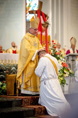 „Na swoje życie i swoje kapłaństwo trzeba popatrzeć w świetle Bożej miłości. Inaczej go nie pojmiemy ani my, ani ci, którzy będą na nas patrzeć” – mówił bp Jan Wątroba podczas Mszy św. z udzieleniem święceń prezbiteratu. 4 czerwca 2022 r. w kościele katedralnym jedenastu diakonów diecezji rzeszowskiej przyjęło sakrament kapłaństwa.
Do grona neoprezbiterów diecezji rzeszowskiej należą: ks. Sebastian Bełz z parafii w Nienadówce, ks. Krzysztof Lampart z parafii w Rudnej Wielkiej, ks. Mateusz Łachmanek z parafii w Lipinkach, ks. Karol Migut z parafii w Jasionce, ks. Marcin Murawski z parafii katedralnej w Rzeszowie, ks. Adrian Pazdan z parafii w Zagorzycach, ks. Tomasz Sienicki z parafii w Bieździedzy, ks. Dominik Świeboda z parafii w Palikówce, ks. Piotr Wąsacz z parafii bł. Władysława Findysza w Rzeszowie, ks. Mateusz Wojtuń z parafii w Święcanach oraz ks. Wiktor Zoła z parafii w Cieklinie.
Mszy św. przewodniczył i święceń udzielił bp Jan Wątroba. Eucharystię koncelebrowało około osiemdziesięciu księży, m.in: przełożeni Wyższego Seminarium Duchownego w Rzeszowie oraz proboszczowie i wikariusze z parafii rodzinnych neoprezbiterów. W Mszy św. uczestniczył abp Edward Nowak, bp Kazimierz Górny i bp Edward Białogłowski.
Zebranych w kościele katedralnym powitał ks. Krzysztof Gołąbek, proboszcz parafii.
W homilii bp Jan Wątroba nawiązał do słów z Ewangelii według św. Jana w których Chrystus tłumaczy co to znaczy być dobrym pasterzem. „Być kapłanem w Kościele Chrystusowym to znaczy mieć udział w Jego pasterskiej misji i stale upodabniać się do Dobrego Pasterza, który zna owce, karmi je, broni i jest gotów oddać życie dla ich dobra” – mówił hierarcha.
Po homilii odbył się obrzędy święceń: przyrzeczenie czci i posłuszeństwa Biskupowi Ordynariuszowi, Litania do Wszystkich Świętych podczas której kandydaci leżeli krzyżem, nałożenie rąk, modlitwa święceń oraz namaszczenie rąk krzyżmem i wręczenie chleba i wina. Podczas Liturgii Eucharystycznej nowo wyświęceni po raz pierwszy wyciągnęli dłonie nad chlebem i winem wypowiadając słowa konsekracji.
Na zakończenie Mszy św. ks. Tomasz Sienicki, podziękował w imieniu nowo wyświęconych wszystkim, którzy przyczynili się do przygotowania ich do kapłaństwa. Słowa wdzięczności, m.in. przełożonym Wyższego Seminarium Duchownego w Rzeszowie i rodzicom neoprezbiterów, wypowiedział bp Jan Wątroba. 
W drodze do zakrystii neoprezbiterzy zatrzymali się przy figurze Matki Bożej Fatimskiej zawierzając swoje kapłaństwo Matce Bożej.
W niedzielę, 5 czerwca, w Uroczystość Zesłania Ducha Świętego, neoprezbiterzy będą sprawować w swoich rodzinnych parafiach uroczyste Msze św. prymicyjne, a w najbliższych tygodniach otrzymają skierowania do parafii.

Fot. ks. Jakub Nagi oraz biala-wrona.pl
