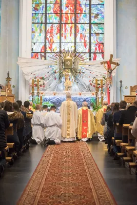 Uroczystość Chrystusa Króla to także święto Akcji Katolickiej i KSM-u. Centralnej uroczystości w Katedrze przewodniczył biskup diecezjalny Jan Wątroba. Eucharystię koncelebrowało 25 księży, wśród nich ks. Stanisław Potera – asystent diecezjalny AK i ks. Tomasz Ryczek – asystent diecezjalny KSM. Po wyznaniu wiary 88 młodych osób złożyło przyrzeczenie Katolickiego Stowarzyszenia Młodzieży. Obrzęd przyrzeczenia prowadził Paweł Grodzki – prezes KSM Diecezji Rzeszowskiej. Ceremonia zakończyła się odśpiewaniem hymnu KSM i zawołaniem: „Przez cnotę, naukę i pracę, służyć Bogu i Ojczyźnie, Gotów!”

Po Komunii św. bp Jan Wątroba, razem z ks. Stanisławem Poterą, wręczył nominacje 20 nowym prezesom oddziałów parafialnych Akcji Katolickiej. Krótkie przemówienia wypowiedzieli kolejno: Jeremi Kalkowski – prezes Zarządu Diecezjalnego Instytutu AK i Paweł Grodzki.

Po Komunii św. wszyscy zebrani uklękli przed Najświętszym Sakramentem. Biskup Ordynariusz odczytał Jubileuszowy Akt Przyjęcia Jezusa Chrystusa za Króla i Pana.

Po Mszy św. bp Jan Wątroba wręczył odznaki i legitymacje nowym członkom KSM.

fot. Fotografiarzeszow