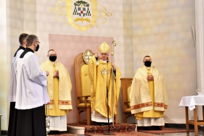 1 kwietnia 2021 r., w Wielki Czwartek, w naszej Katedrze została odprawiona Msza Krzyżma. Eucharystii przewodniczył bp Jan Wątroba. W koncelebrze uczestniczył bp Kazimierz Górny, bp Edward Białogłowski oraz 50 księży – z powodu ograniczeń związanych ze stanem epidemii byli to tylko przedstawiciele duchowieństwa diecezji rzeszowskiej. Do katedry nie przyjechała Liturgiczna Służba Ołtarza i schole. Po Komunii św. bp Jan Wątroba poświęcił olej krzyżma, który jest używany m.in. podczas udzielania sakramentu chrztu, bierzmowania i święceń kapłańskich. Wcześniej biskup pobłogosławił olej chorych i olej katechumenów.  Przed błogosławieństwem ks. Waldemar Dopart, proboszcz parafii św. Józefa na osiedlu Staromieście w Rzeszowie, w imieniu wszystkich kapłanów złożył biskupom świąteczne życzenia.  Na zakończenie Mszy Świętej Biskup Rzeszowski ogłosił nominację ks. Pawła Synosia, delegata biskupa ds. formacji stałej kapłanów na wikariusza biskupiego ds. formacji stałej kapłanów diecezji rzeszowskiej.  fot. ks. Tomasz Nowak