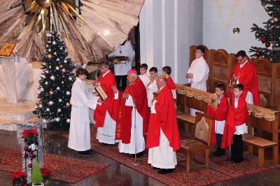 „Wczoraj Pan się narodził na ziemi, aby Szczepan mógł się zrodzić w niebie. Na świat przyszedł, aby Szczepan wszedł do nieba” – głosi responsorium brewiarzowe przeznaczone na święto św. Szczepana. W drugi dzień oktawy Bożego Narodzenia, w rzeszowskiej katedrze została odprawiona uroczysta Eucharystia ku czci św. Szczepana, pierwszego męczennika oraz odbyło się spotkanie opłatkowe chóru chłopięco-męskiego Pueri Cantores Resovienses. 26 grudnia 2023 r. o godz. 12 w rzeszowskiej katedrze została odprawiona Msza św. pod przewodnictwem bp. Edwarda Białogłowskiego, biskupa pomocniczego seniora. W koncelebrze uczestniczyli: ks. prałat Piotr Tarnawski, pracownik Sekretariatu Stanu Stolicy Apostolskiej, ks. Krzysztof Gołąbek, prepozyt kapituły katedralnej oraz ks. Paweł Wójcik, wikariusz katedralny. Kolędy wykonał chór katedralny Pueri Cantores Resovienses pod dyrekcją pani Aleksandry Fiołek – Matuszewskiej. W homilii bp Edward Białogłowski przypomniał historię św. Szczepana. Kaznodzieja zauważył, że pierwszy męczennik Kościoła był niestrudzonym świadkiem swojego Mistrza – Jezusa Chrystusa i umierał, podobnie jak On, niesłusznie oskarżony o grzech bluźnierstwa. „Jak ma wyglądać chrześcijańskie świadectwo dzisiaj?” – pytał bp Edward. W odpowiedzi kaznodzieja przytoczył fragment Dzienniczka św. Faustyny, w którym Pan Jezusa podaje trzy sposoby czynienie miłosierdzia; poprzez czyn, słowo i modlitwę. Biskup zachęcał do zrobienia rachunku sumienia, analizując konkretne czyny z codziennego życia i odpowiadając sobie na pytanie, czy obecny jest w nich Bóg; analizując słowa – czy nie boimy się rozmawiać na tematy wiary i kościoła, oraz spoglądając na modlitwę – jak ona wygląda oraz czy jest obecna modlitwa rodzinna. Na zakończenie, kaznodzieja zachęcił do modlitwy przez wstawiennictwo św. Szczepana w szczegółowych intencjach: za chrześcijan prześladowanych, o pokój na świecie, za diakonów, za parafialne oddziały „Caritas” oraz ofiarodawców, a także za wyższe uczelnie i szkoły katolickie. Na zakończenie Mszy św., ks. Krzysztof Gołąbek, w imieniu parafii katedralnej złożył życzenia Ks. Biskupowi oraz wszystkim zebranym. Po Eucharystii, w sali papieskiej odbyło się spotkanie opłatkowe chóru katedralnego Pueri Cantores Resovienses. Życzenia błogosławieństwa Bożego od Nowonarodzonego Chrystusa złożył bp Edward Białogłowski. W tradycyjnym przełamaniu opłatkiem, oprócz koncelebrujących Mszę św. księży, uczestniczyli: pani Aleksandra Fiołek-Matuszewska, dyrygent chóru, pan Ryszard Bieniek, prezes chóru, ks. Julian Wybraniec, asystent kościelny chóru, członkowie zarządu chóru oraz rodzice chórzystów. Zdjęcia: Patrycja Pelczar-Reszko