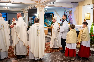 „Nasza wdzięczność jest szczególna wobec osób konsekrowanych za ich czytelne świadectwo wiary i za to, że żyjąc wiarą na co dzień ukazują chrystusowy styl życia” – mówił biskup Jan Wątroba podczas Mszy św. w katedrze rzeszowskiej w święto Ofiarowania Pańskiego. W Eucharystii, z okazji swojego święta patronalnego, uczestniczyły osoby konsekrowane posługujące w diecezji rzeszowskiej.
Mszy św. w katedrze rzeszowskiej przewodniczył bp Jan Wątroba, który modlił się w intencji osób konsekrowanych, przeżywających w święto Ofiarowania Pańskiego (02.02.) swoje święto patronalne. Eucharystię koncelebrował ks. Stanisław Kamiński, wikariusz biskupi ds. zakonnych, a także 9 kapłanów.
Na początku Mszy św. ks. Stanisław Kamiński powitał zebranych i wprowadził w przeżywaną liturgię. Następnie odbył się obrzęd błogosławieństwa świec i procesja z dolnego kościoła do głównej części katedry rzeszowskiej
Homilię wygłosił bp Jan Wątroba, który w pierwszej części, odnosząc się do przeżywanego święta, nawiązał do postawy Matki Najświętszej i św. Józefa. „Maryja uczy nas, że wierność Bogu oznacza wypełnianie prawa Bożego. Ona wypełniła wszystko bez wyjątku. Choć sama nie potrzebowała oczyszczenia, pozostała jednak posłuszna prawu. Skromna, prosta, uboga kobieta, poddana Bogu. W postawie Maryi i Józefa można dostrzec piękną lekcję dla rodziców i wychowawców. Rodzice powinni przedstawiać, czyli zawierzać swoje dzieci Panu Bogu. To jest gest wdzięczności wobec Stwórcy, a także znak wielkiej pokory wobec niełatwej misji rodzicielskiej i wychowawczej. Pełny rozwój człowieka dokonuje się dzięki Bożej łasce, a rodzice powinni się czuć narzędziem Bożej łaski, dlatego powinni często błogosławić swoje dzieci, modlić się za nie i z nimi oraz wciąż na nowo zawierzać je Panu Bogu” – mówił bp Wątroba.
Biskup Rzeszowski odnosząc się do obchodzonego Dnia życia konsekrowanego powiedział: „Trzy elementy wspólnoty: słowo, wierność i otwarcie na Ducha Świętego stanowią istotę życia każdej osoby konsekrowanej. Rozważać słowo Boże, trwać wiernie na modlitwie i być otwartym na to, co Duch Święty chce nam powiedzieć, to wypełnić powołanie do życia konsekrowanego, a jednocześnie wyznać wiarę w Kościół Chrystusowy. Nasza wdzięczność jest szczególna wobec osób konsekrowanych za ich czytelne świadectwo wiary i za to, że żyjąc wiarą na co dzień ukazują chrystusowy styl życia. Towarzyszą nam przez swoją pełną zatroskania miłosierną obecność, ale także przez milczącą obecność przepełnioną modlitwą w intencjach Kościoła, świata, a także poszczególnych osób i wspólnot”.
Po homilii osoby konsekrowane zgromadzone w katedrze odnowiły swoje przyrzeczenia.
Na zakończenie liturgii s. Agata Jakieła CSFN, referentka diecezjalna ds. życia konsekrowanego, podziękowała bp. Janowi Wątrobie za przewodniczenie liturgii i modlitwę w intencji osób życia konsekrowanego.
W Eucharystii w rzeszowskiej katedrze uczestniczyło prawie 100 osób życia konsekrowanego, a pośród nich ojcowie i bracia zakonni, siostry zakonne, wdowy i dziewice konsekrowane oraz członkowie instytutów świeckich. Śpiewy podczas liturgii wykonała Katedralna Schola Liturgiczna pod dyrekcją ks. Juliana Wybrańca, a przy organach zasiadł katedralny organista – Wiesław Siewierski. 

fot. Jola Warchoł