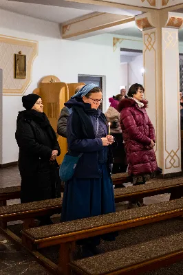 „Nasza wdzięczność jest szczególna wobec osób konsekrowanych za ich czytelne świadectwo wiary i za to, że żyjąc wiarą na co dzień ukazują chrystusowy styl życia” – mówił biskup Jan Wątroba podczas Mszy św. w katedrze rzeszowskiej w święto Ofiarowania Pańskiego. W Eucharystii, z okazji swojego święta patronalnego, uczestniczyły osoby konsekrowane posługujące w diecezji rzeszowskiej.
Mszy św. w katedrze rzeszowskiej przewodniczył bp Jan Wątroba, który modlił się w intencji osób konsekrowanych, przeżywających w święto Ofiarowania Pańskiego (02.02.) swoje święto patronalne. Eucharystię koncelebrował ks. Stanisław Kamiński, wikariusz biskupi ds. zakonnych, a także 9 kapłanów.
Na początku Mszy św. ks. Stanisław Kamiński powitał zebranych i wprowadził w przeżywaną liturgię. Następnie odbył się obrzęd błogosławieństwa świec i procesja z dolnego kościoła do głównej części katedry rzeszowskiej
Homilię wygłosił bp Jan Wątroba, który w pierwszej części, odnosząc się do przeżywanego święta, nawiązał do postawy Matki Najświętszej i św. Józefa. „Maryja uczy nas, że wierność Bogu oznacza wypełnianie prawa Bożego. Ona wypełniła wszystko bez wyjątku. Choć sama nie potrzebowała oczyszczenia, pozostała jednak posłuszna prawu. Skromna, prosta, uboga kobieta, poddana Bogu. W postawie Maryi i Józefa można dostrzec piękną lekcję dla rodziców i wychowawców. Rodzice powinni przedstawiać, czyli zawierzać swoje dzieci Panu Bogu. To jest gest wdzięczności wobec Stwórcy, a także znak wielkiej pokory wobec niełatwej misji rodzicielskiej i wychowawczej. Pełny rozwój człowieka dokonuje się dzięki Bożej łasce, a rodzice powinni się czuć narzędziem Bożej łaski, dlatego powinni często błogosławić swoje dzieci, modlić się za nie i z nimi oraz wciąż na nowo zawierzać je Panu Bogu” – mówił bp Wątroba.
Biskup Rzeszowski odnosząc się do obchodzonego Dnia życia konsekrowanego powiedział: „Trzy elementy wspólnoty: słowo, wierność i otwarcie na Ducha Świętego stanowią istotę życia każdej osoby konsekrowanej. Rozważać słowo Boże, trwać wiernie na modlitwie i być otwartym na to, co Duch Święty chce nam powiedzieć, to wypełnić powołanie do życia konsekrowanego, a jednocześnie wyznać wiarę w Kościół Chrystusowy. Nasza wdzięczność jest szczególna wobec osób konsekrowanych za ich czytelne świadectwo wiary i za to, że żyjąc wiarą na co dzień ukazują chrystusowy styl życia. Towarzyszą nam przez swoją pełną zatroskania miłosierną obecność, ale także przez milczącą obecność przepełnioną modlitwą w intencjach Kościoła, świata, a także poszczególnych osób i wspólnot”.
Po homilii osoby konsekrowane zgromadzone w katedrze odnowiły swoje przyrzeczenia.
Na zakończenie liturgii s. Agata Jakieła CSFN, referentka diecezjalna ds. życia konsekrowanego, podziękowała bp. Janowi Wątrobie za przewodniczenie liturgii i modlitwę w intencji osób życia konsekrowanego.
W Eucharystii w rzeszowskiej katedrze uczestniczyło prawie 100 osób życia konsekrowanego, a pośród nich ojcowie i bracia zakonni, siostry zakonne, wdowy i dziewice konsekrowane oraz członkowie instytutów świeckich. Śpiewy podczas liturgii wykonała Katedralna Schola Liturgiczna pod dyrekcją ks. Juliana Wybrańca, a przy organach zasiadł katedralny organista – Wiesław Siewierski. 

fot. Jola Warchoł