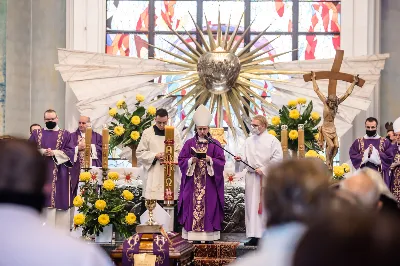 W czwartek 5 listopada o godz. 11.00 Mszą Świętą pogrzebową pożegnaliśmy śp. ks. inf. Stanisława Maca - pierwszego proboszcza i budowniczego Rzeszowskiej Katedry, byłego prepozyta Kapituły Katedralnej i długoletniego dziekana dekanatu Rzeszów – Katedra.  Mszy Świętej przewodniczył bp Jan Wątroba, homilię wygłosił ks. Stanisław Potera. W koncelebrze uczestniczył bp Stanisław Jamrozek - biskup pomocniczy przemyski i ok. 50 księży. fot. Dariusz Kamiński Fotografiarzeszow