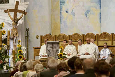 W piątek 13 września przeżywaliśmy uroczyste Nabożeństwo Fatimskie. Mszy Świętej przewodniczył ks. Jacek Pasela. Kazanie wygłosił ks. Michał Domasik. O godz. 18.40 zostały przedstawione prośby i podziękowania do Matki Bożej Fatimskiej, w intencji których sprawowana była także Msza Święta. Śpiewał chór z parafii pw. Św. Jadwigi Królowej pod dyrekcją Marcina Kaławaja. Po Mszy Świętej wyruszyła procesja z figurą Matki Bożej i relikwiami świętych Dzieci Fatimskich. Nabożeństwo zakończył Apel Jasnogórski. Dziękujemy parafii pw. Św. Jadwigi Królowej za przygotowanie liturgii oraz parafii pw. Michała Archanioła za prowadzenie modlitwy różańcowej. fot. Joanna Prasoł 