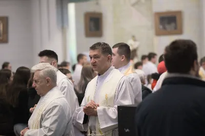 W Wielki Czwartek o godz. 10.00 w naszej Katedrze bp Jan Wątroba przewodniczył Mszy Krzyżma. Jest ona wyrazem jedności i wspólnoty duchowieństwa diecezji. Podczas tej Mszy Świętej biskup poświęcił olej chorych, katechumenów oraz olej krzyżma. Księża koncelebrujący z biskupem Eucharystię odnowili przyrzeczenia kapłańskie.
W koncelebrze wzięli udział bp Kazimierz Górny, bp Edward Białogłowski oraz 204 kapłanów z całej diecezji. W Eucharystii wzięli również udział licznie zebrani ministranci, lektorzy, animatorzy, ceremoniarze, członkowie scholi parafialnych i dziewczęcej służby maryjnej.
Podczas Mszy Świętej zaśpiewał chór Wyższego Seminarium Duchownego pod dyrekcją ks. dra Andrzeja Widaka. Przy organach zasiadł ks. Julian Wybraniec.
Fot. Małgorzata Ryndak