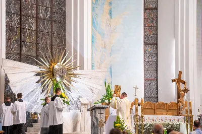 Ponad 100 lat temu, w roku 1917 r. w Fatimie, Matka Boża każdego 13. dnia miesiąca od maja do października objawiała się trójce dzieci: Łucji, Hiacyncie i Franciszkowi. Prosiła ich wówczas o odmawianie modlitwy różańcowej w intencji pokoju na świecie i nawrócenia grzeszników. Wzorem tych wydarzeń w wielu parafiach w Polsce i na świecie prowadzone są nabożeństwa fatimskie. Nie inaczej jest w rzeszowskiej katedrze, gdzie 13 października zakończono cykl tegorocznych spotkań modlitewnych przy figurze Pani Fatimskiej. Wieczór fatimski rozpoczął się o godz. 18:40 odczytaniem próśb i podziękowań do Matki Bożej Fatimskiej. Wcześniej wierni mogli skorzystać z sakramentu pokuty. O godz. 19:00 odprawiono uroczystą Mszę Świętą, której przewodniczył ks. Andrzej Szpaczyński – ojciec duchowny w Wyższym Seminarium Duchownym w Rzeszowie. Wygłosił on także homilię, w której nawiązał do liturgii słowa z dnia, przyrównując ją do myślenia współczesnego człowieka. „Jezus mówi do nas «Kto nie jest ze mną, jest przeciwko mnie». Można pomyśleć: jestem teraz w kościele, modlę się, spowiadam, przyjmuję sakramenty, ale czy rzeczywiście jestem z Jezusem czy tylko z Nim bywam? Czy jestem w Jego obecności cały czas czy jedynie bywam z Nim przez pewne chwile w ciągu dnia? Być z Jezusem to być po Jego stronie, mieć podobne myślenie, jak On, które przejawia się w czynach, podejmowanych decyzjach, a także w patrzeniu na drugiego. To wiara jest filtrem, który pozwala zobaczyć w drugim człowieku nie przeciwnika, ale brata – nawet jeśli jest on inny lub myśli inaczej. Wiara może pomagać wchodzić z nim w relację. Warto zadać sobie pytanie: czy mam w sobie ten filtr, ten sposób patrzenia, dzięki któremu jestem po stronie Jezusa?”. Następnie celebrans przywołał wydarzenia z portugalskiego miasteczka: „Choć nie jesteśmy świadkami cudu słońca, który zobaczył dziesięciotysięczny tłum 13 października 1917 w Fatimie, to słyszymy dzisiaj wezwanie do nawrócenia i pokuty. Każdy z nas jest wezwany, by się nawracać. Być może nawróceniu powinno ulec nasze spojrzenie na innych, by zobaczyć w nich dobro, a na świat patrzeć z wiarą”. Mszę Świętą koncelebrowali ks. Bogusław Babiarz – dyrektor administracyjny WSD w Rzeszowie, ks. Krzysztof Gołąbek – proboszcz parafii katedralnej oraz ks. Michał Rurak – katedralny wikariusz. Posługę w czasie liturgii pełnili alumni rzeszowskiego seminarium, którzy wraz z diakonem Łukaszem prowadzili także modlitwę różańcową z rozważaniami opartymi o historię błogosławionej rodziny Ulmów. Korzystając z ciepłej, jesiennej pogody po zakończonej Mszy Świętej odbyła się procesja na placu przed świątynią z figurą Pani Fatimskiej. Wierni z świecami w rękach zawierzali siebie, swoje rodziny i wszelkie troski w modlitwie różańcowej. Duchowo łączyli się z nimi słuchacze katolickiego radia VIA, które transmitowało całe nabożeństwo. Przed wyśpiewaniem Apelu Jasnogórskiego ks. Krzysztof, proboszcz parafii katedralnej, podsumował tegoroczne nabożeństwa fatimskie, dziękując wiernym za uczestnictwo w uwielbieniu Boga za przyczyną Pani Fatimskiej. W sposób szczególny podziękowania skierował do braci alumnów z roku propedeutycznego, życząc, aby modlitwa przy figurze Matki Bożej z Fatimy umacniała rozeznawanie drogi ich powołania. Wyrazy wdzięczności popłynęły w stronę kapłanów z dekanatu Rzeszów-Katedra, sióstr zakonnych, orkiestry pod batutą Tadeusza Cielaka, która uświetniała każde z tegorocznych nabożeństw oraz słuchaczy katolickiego radia VIA. Do godz. 22:00 w świątyni trwała adoracja Najświętszego Sakramentu, w której wierni licznie uczestniczyli. Od listopada do kwietnia 13. dnia miesiąca w świątyni katedralnej prowadzona jest modlitwa różańcowa przy figurze Matki Bożej Fatimskiej o godz. 17:30. Niech wezwanie Maryi do codziennej modlitwy różańcowej przyświeca nam nie tylko w październiku i przy okazji nabożeństw fatimskich, ale każdego dnia. 
tekst: Angelika Karnasiewicz 
fot. Jola Warchoł