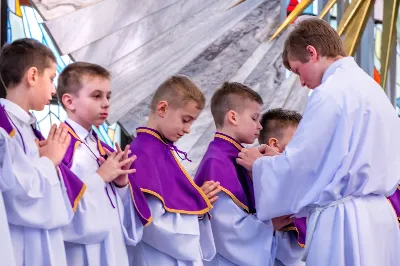 W III niedzielę Wielkiego Postu, 3 marca, podczas Mszy Świętej o godz. 12.00 ks. Krzysztof Gołąbek - proboszcz naszej Katedry, przyjął do grona Liturgicznej Służby Ołtarza dwunastu chłopców. Po odpowiednim przygotowaniu, pod czujnym okiem ks. Pawła Wójcika – opiekuna ministrantów oraz ceremoniarza Rafała Waszczaka i animatorów-praktykantów, otrzymali stopień ministranta choralisty, po raz pierwszy mogli ubrać kołnierzyki, a także otrzymali legitymacje ministranckie. To wielka radość dla naszej parafii. Gratulujemy chłopcom odwagi oraz życzymy wytrwałości w tym pięknym powołaniu, jakim jest służba przy Ołtarzu Pana Jezusa. Podczas Mszy Świętej zaśpiewała Dziewczęca Schola Katedralna.
Zapraszamy wszystkich chętnych chłopców do wstąpienia w szeregi katedralnej Liturgicznej Służby Ołtarza. Zainteresowanych prosimy o kontakt z ks. Pawłem Wójcikiem.
Rafał Waszczak
fot. Joanna Prasoł