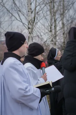 W Wielki Piątek (7 kwietnia) w Parku Papieskim odbyła się Droga Krzyżowa wprowadzająca w przeżywanie Liturgii Męki Pańskiej. Prowadzona była przez wspólnotę Wyższego Seminarium Duchownego w Rzeszowie pod przewodnictwem Biskupa Rzeszowskiego Jana Wątroby. W rozważaniach kolejnych stacji, ks. dr Mateusz Rachwalski, prefekt seminarium, zachęcał do życia zgodnie z nauką wypływającą z krzyża Chrystusowego.
fot. Małgorzata Ryndak